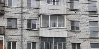 Установлены алюминиевые профили, фасад отделан сайдингом