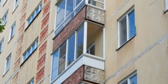 Холодное остекление алюминиевым профилем, отделка балкона сайдингом снаружи