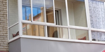 Холодное остекление балкона, обшивка стен ПВХ панелями