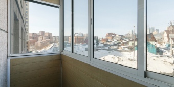 Холодное остекление балкона с наружной отделкой сайдингом.