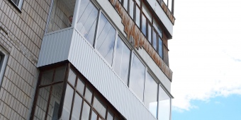 Установлено холодное остекление из алюминиевого профиля, балкон обшит профилем снаружи