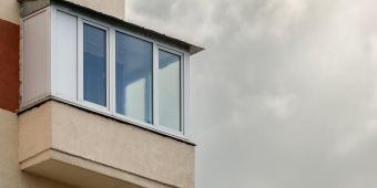 Теплое Г-образное остекление балкона ПВХ профилем, внутренняя отделка ПВХ панелями.