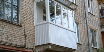 Тёплое остекление балкона с наружной жестяной листовой обшивкой и укладкой кровли.